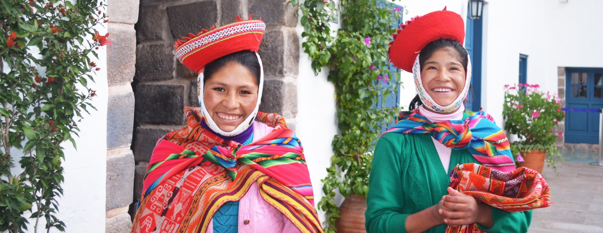 peru girls in traditional outfit