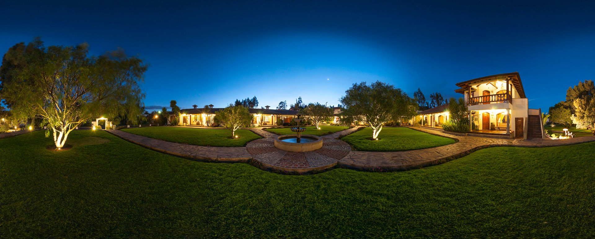 Abraspungo exterior at night