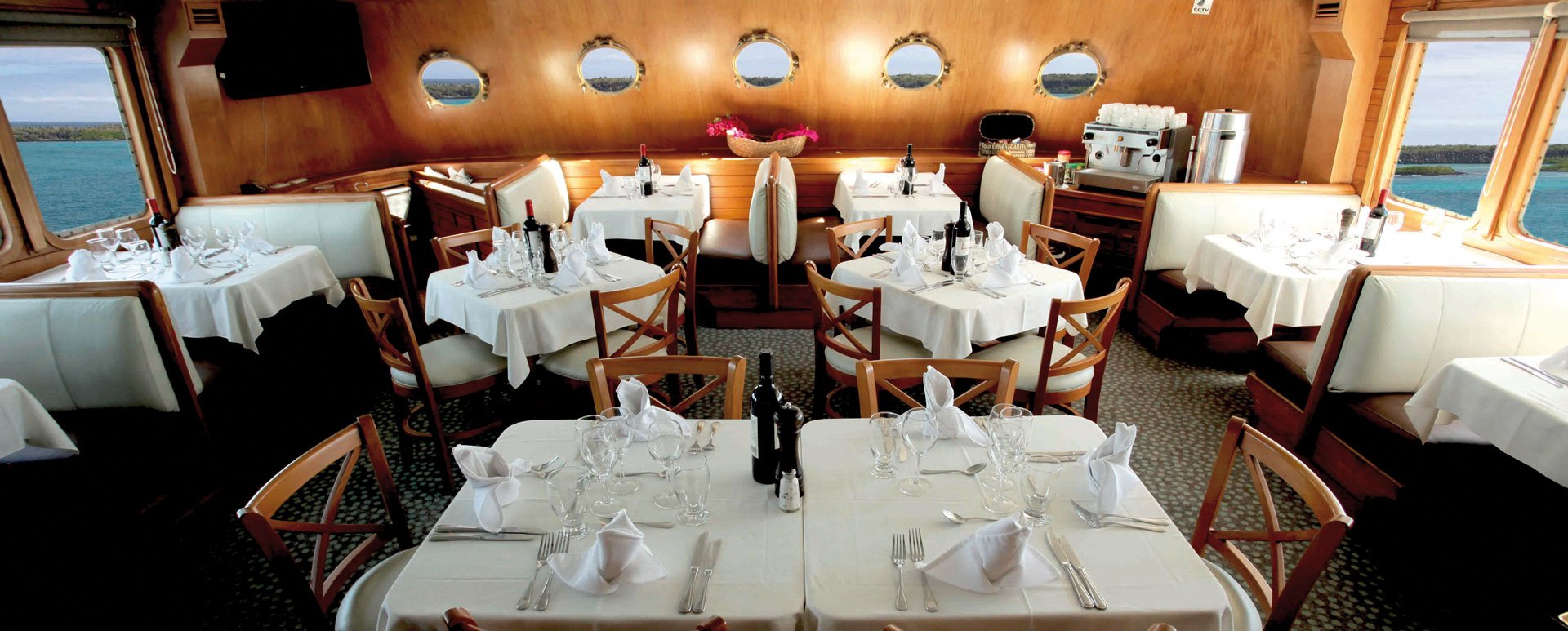 Galapagos Coral I & II Yachts dining